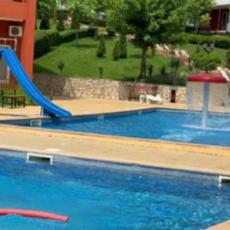 много бассейнов и рядом море Apartment *