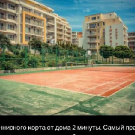 много бассейнов и рядом море *