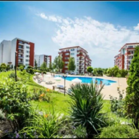 много бассейнов и рядом море Sveti Vlas