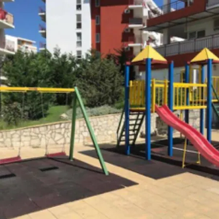 много бассейнов и рядом море Apartment *