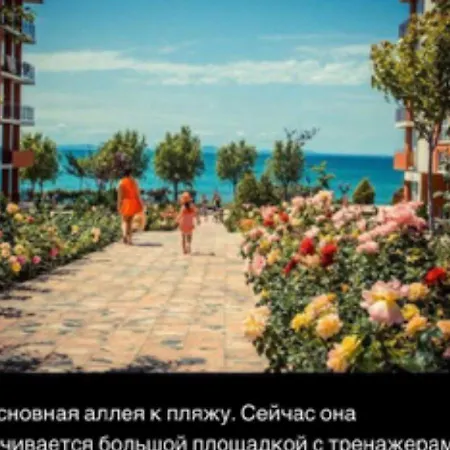 много бассейнов и рядом море