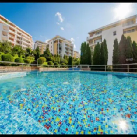 много бассейнов и рядом море Apartment *