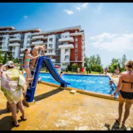 много бассейнов и рядом море