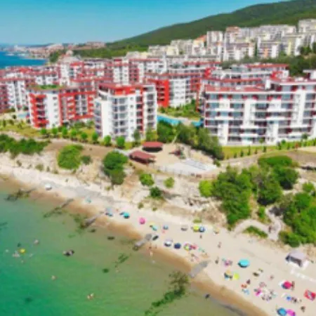 много бассейнов и рядом море