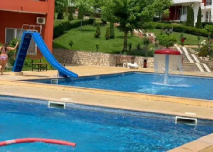 2-комнатные у моря 10 бассейнов Crown Noks Apartman *