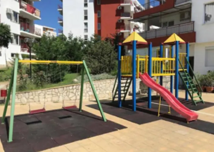 2-комнатные у моря 10 бассейнов Crown Noks Apartman *