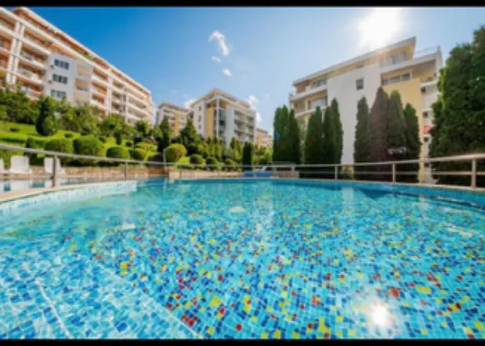 2-комнатные у моря 10 бассейнов Crown Noks Apartman *